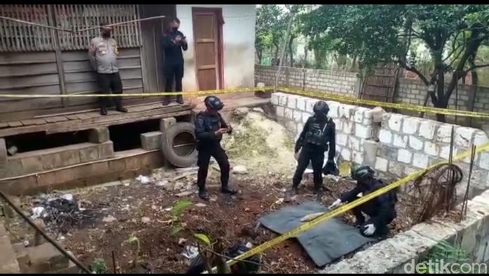 Tim Jibom Polda Jatim mengevakuasi mortir temuan warga di Tuban