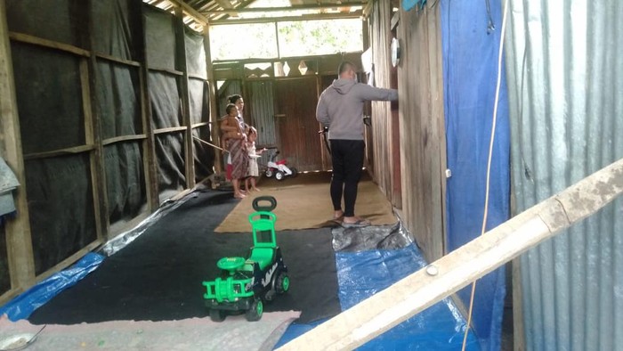 Polisi melakukan olah TKP perampokan di Desa Pegayaman, Buleleng, Senin (5/9/2022).