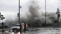 Ombak besar menerjang pemecah gelombang di Busan, Korea Selatan, Selasa (6/9/2022) waktu setempat. (AP Photo/Sohn Hyung-joo)  