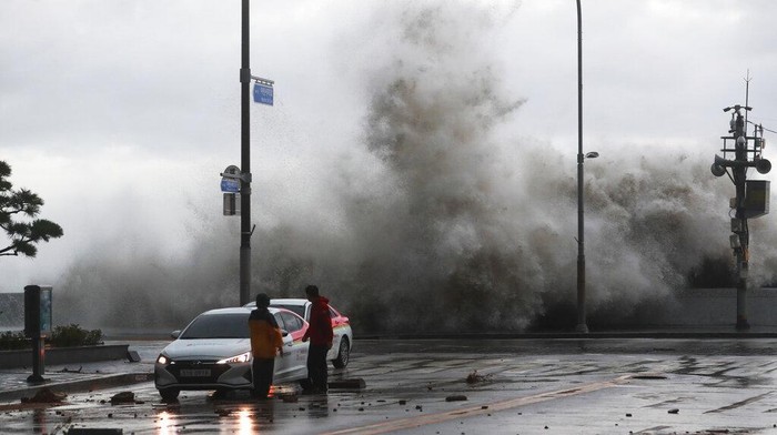 Topan Hinnamnor Terjang Korea Selatan, Kerusakan Dimana-mana Debris caused by Typhoon Hinnamnor are seen at a waterfront park in Busan, South Korea, Tuesday, Sept. 6, 2022. The most powerful typhoon to hit South Korea in years battered its southern region Tuesday, dumping almost a meter (3 feet) of rain, destroying roads and felling power lines, leaving 20,000 homes without electricity as thousands of people fled to safer ground.