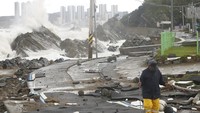 Jalanan rusak dihantam topan dahsyat disertai hujan lebat dan angin kencang. (AP Photo/Kim Yong-tai)  