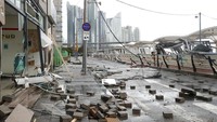 Batu besar terbawa oleh badai Hinnamor. Menurut Badan Meteorologi Korsel, topan Hinnamnor bergerak ke utara sekitar 52 km/jam, meninggalkan Semenanjung Korea sekitar pukul 07.10 pagi melalui perairan di tenggara kota Ulsan setelah mendarat di kota pesisir Geoje. (AP Photo/Sohn Hyung-joo)  