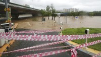 Banjir bandang membuat sejumlah kawasan terputus. Topan Hinnamnor telah memaksa ratusan pembatalan penerbangan, penangguhan operasi bisnis dan penutupan sekolah. (AP Photo/Kim Yong-tai)  