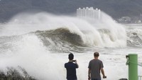 Topan Hinnamnor menerjang wilayah Korea Selatan pada Selasa (6/9/2022) waktu setempat. (AP Photo/Kim Yong-tai)  