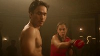 Trailer dibuka dengan adegan pertarungan antara Pevita Pearce dan Randy Pangalila di ring tinju. (Foto: dok. ScreenPlay BumiLangit)