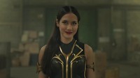 Sosok Sri Asih dengan kostum jagoan yang tampak cocok dengan Pevita Pearce. (Foto: dok. ScreenPlay BumiLangit)