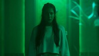 Momen sebelum Pevita Pearce mengenakan kostum jagoannya. (Foto: dok. ScreenPlay BumiLangit)