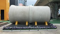 Berat masing-masing pipa beton hampir seberat 22 ton. Dengan sedikit ruang instalasi, rumah pipa ini bisa menekan biaya pembangunan.