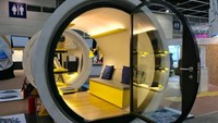 Pintu masuk dipasangkan di salah satu ujungnya dengan mengikuti bentuknya yang bulat. 