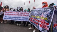 Poster-poster yang mereka bawa ditunjukkan untuk menyindir dan meminta DPRD segera membayar tunjangan kerja mereka.