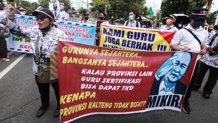 UNJUK RASA GURU BERSERTIFIKASI DI PALANGKA RAYA Sejumlah guru yang tergabung dalam Forum Guru Bersertifikasi Pendidik (FGBP) se-Kalimantan Tengah berunjuk rasa di depan Kantor DPRD Provinsi Kalimantan Tengah, Palangka Raya, Kalimantan Tengah, Selasa (6/9/2022). Mereka menuntut Pemprov Kalimantan Tengah membatalkan kebijakan penghapusan tunjangan kinerja daerah (TKD), mengembalikan dan menolak pemangkasan tambahan penghasilan pegawai (TPP) serta segera membayarkan hak guru Pegawai Pemerintah Perjanjian Kerja (PPPK) yaitu rapelan gaji dan THR tidak dengan cara sistem dicicil. ANTARA FOTO/Makna Zaezar/wsj.