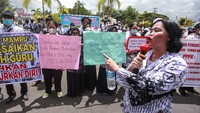 Massa berorasi menyampaikan pendapatnya menggunakan pengeras suara. Mereka menuntut Pemprov Kalimantan Tengah membatalkan kebijakan penghapusan tunjangan kinerja daerah (TKD), mengembalikan dan menolak pemangkasan tambahan penghasilan pegawai (TPP) serta segera membayarkan hak guru Pegawai Pemerintah Perjanjian Kerja (PPPK) yaitu rapelan gaji dan THR tidak dengan cara sistem dicicil.