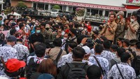Tampak Kepala Dinas Pendidikan Provinsi Kalimantan Tengah Syaifudi  ikut menyampaikan pendapatnya di depan para massa dan petugas polisi.