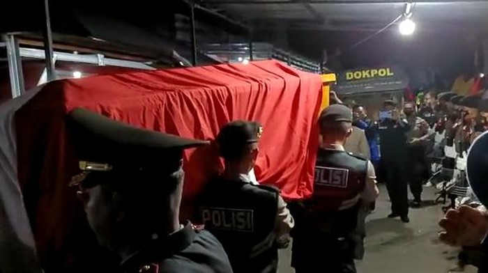 Upacara kedinasan pemakaman Aipda Ahmad Karnain (Foto: Istimewa)