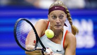 Petenis Ceko Petra Kvitova memukul bola ke petenis putri AS Jessica Pegula. (AP Photo/Julia Nikhinson)