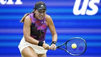 Ekspresi Jessica Pegula saat menyerang kembali bola yang diberikan Petra Kvitova. Jessica Pegula menjadi petenis putri Amerika Serikat kedua setelah Coco Gauff yang melaju ke perempat final US Open 2022 setelah menyingkirkan juara Grand Slam dua kali Petra Kvitova dua set langsung. (AP Photo/Julia Nikhinson)