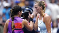 Petra Kvitova memberikan selamat kepada Jessica Pegula atas kemenangannya pada putaran keempat kejuaraan tenis AS Terbuka, di New York, Senin (5/9/2022). (AP Photo/Julia Nikhinson)