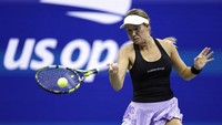 Petenis AS Danielle Collins, membalas tembakan bola dari petenis Belarus Aryna Sabalenka. (AP Photo/Adam Hunger)
