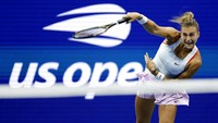 Gaya Aryna Sabalenka saat melempar kembali bola ke Danielle Collins. (AP Photo/Adam Hunger)