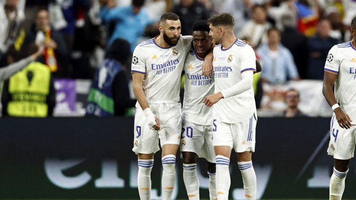 Real Madrids French forward Karim Benzema (R) celebrates scoring the 2-0 goal with his team-mates Real Madrids Brazilian forward Vinicius Junior (C) and Real Madrids Uruguayan midfielder Federico Valverde during the UEFA Super Cup football match between Real Madrid vs Eintracht Frankfurt in Helsinki, on August 10, 2022. (Photo by JAVIER SORIANO / AFP) (Photo by JAVIER SORIANO/AFP via Getty Images)