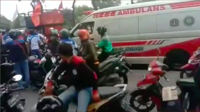 Video ambulans Puskesmas Kembangan sempat disebut dihadang massa buruh viral di medsos. Sempat terlihat ada kericuhan dalam peristiwa tersebut. (Tangkapan layar video viral)