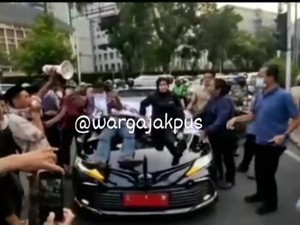 4 Fakta Mobil Dinas Wali Kota Cilegon Disandera Massa Pengunjuk Rasa