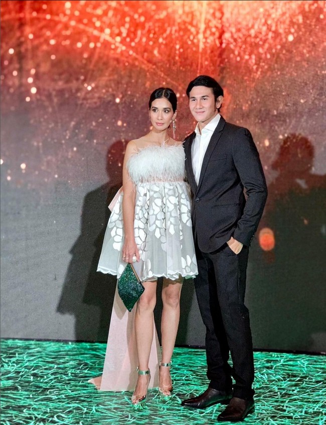 Namun bintang ‘Miracle in Cell No.7’ itu membantahnya. Vino hanya follow akun Instagram sang istri karena alasan lain. Foto: Instagram/@vinogbastian__ @marshatimothy