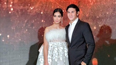 8 Potret Mesra Vino G. Bastian yang Hanya Follow Akun Istri di Instagram