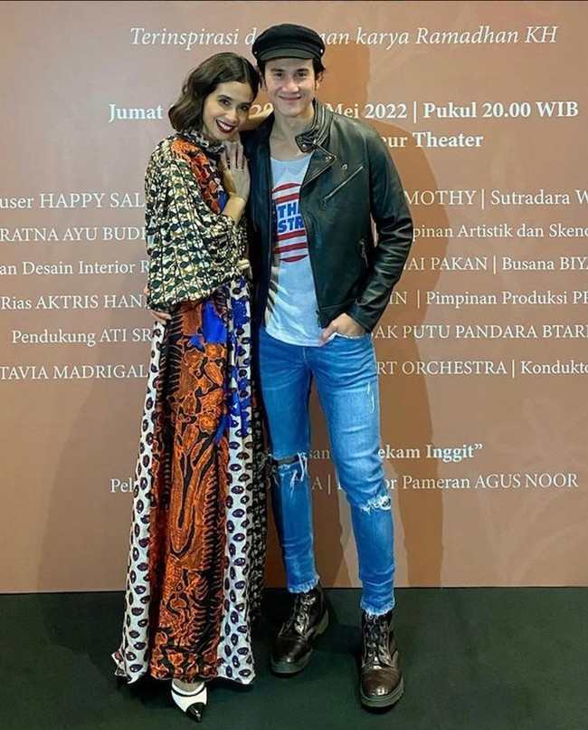 Seperti dilansir detikhot, alasannya lebih karena soal teknis. Dulu aktor 40 tahun ini follow banyak orang, sebelum akun Instagramnya mendapat centang biru alias verified. Namun suatu hari daftar follower dan following menjadi nol. Foto: Instagram/@vinogbastian__ @marshatimothy