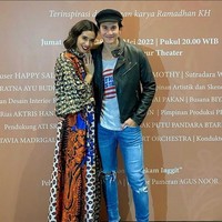 Seperti dilansir detikhot, alasannya lebih karena soal teknis. Dulu aktor 40 tahun ini follow banyak orang, sebelum akun Instagramnya mendapat centang biru alias verified. Namun suatu hari daftar follower dan following menjadi nol. Foto: Instagram/@vinogbastian__ @marshatimothy