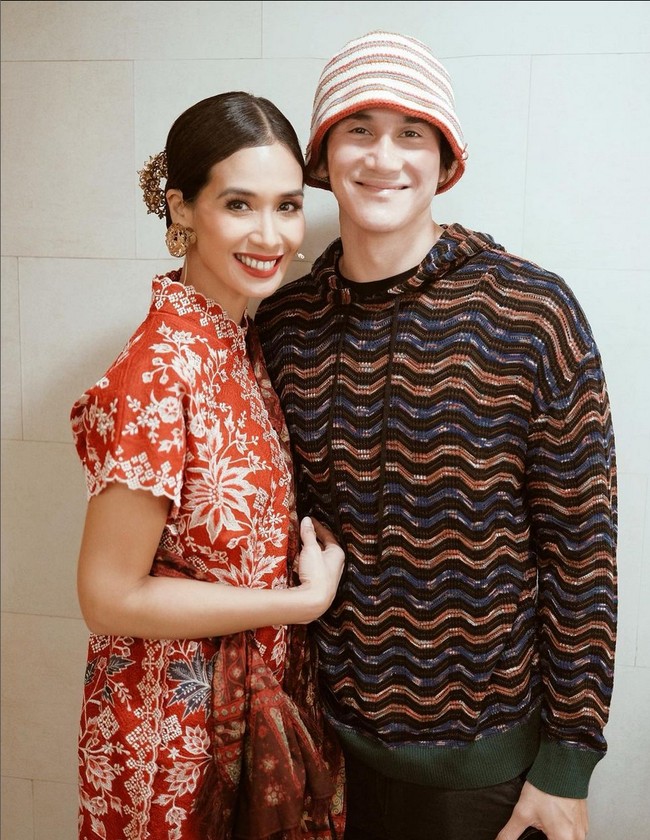 Ungkapan romantis juga acap kali diberikan Vino untuk Marsha Timothy. Seperti ketika dia mengunggah fotonya bersama sang istri di premier film ‘Miracle in Cell No. 7’, beberapa waktu lalu. “With my beautiful one @marshatimothy for a beautiful ‘MIRACLE IN CELL NO.7’ @falconpictures_ ,“ tulisnya pada caption foto. Foto: Instagram/@vinogbastian__ @marshatimothy