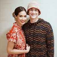 Ungkapan romantis juga acap kali diberikan Vino untuk Marsha Timothy. Seperti ketika dia mengunggah fotonya bersama sang istri di premier film ‘Miracle in Cell No. 7’, beberapa waktu lalu. “With my beautiful one @marshatimothy for a beautiful ‘MIRACLE IN CELL NO.7’ @falconpictures_ ,“ tulisnya pada caption foto. Foto: Instagram/@vinogbastian__ @marshatimothy