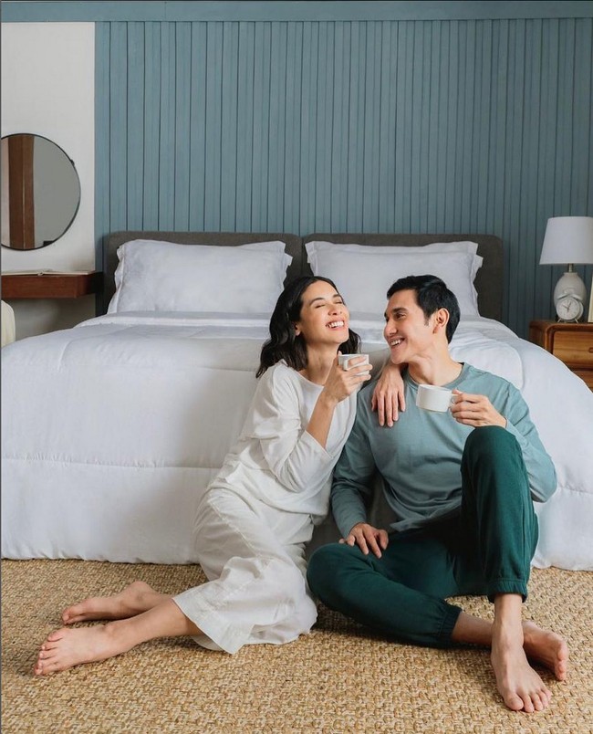 Karena banyak yang salah paham, Vino G Bastian akhirnya memutuskan untuk tidak follow siapa pun kecuali istrinya. Foto: Instagram/@vinogbastian__ @marshatimothy