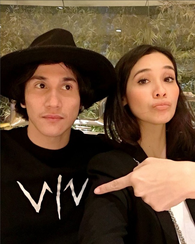 Setelah sadar, dia mulai follow lagi akun-akun yang dikenalnya. Ternyata hal itu menimbulkan masalah. Terus gue mulai follow-follow orang-orang lagi, banyak yang baper misalnya kok lo follow dia tapi nggak follow gue, jadi nggak enak gitu, tuturnya. Foto: Instagram/@vinogbastian__ @marshatimothy