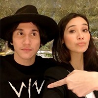 Setelah sadar, dia mulai follow lagi akun-akun yang dikenalnya. Ternyata hal itu menimbulkan masalah. Terus gue mulai follow-follow orang-orang lagi, banyak yang baper misalnya kok lo follow dia tapi nggak follow gue, jadi nggak enak gitu, tuturnya. Foto: Instagram/@vinogbastian__ @marshatimothy