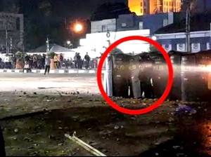 Detik-detik Tembakan Busur dari Barikade Polisi saat Demo Ricuh di Makassar