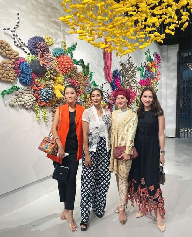 Ketika sedang menghadiri sebuah acara, Wanda Hamidah terlihat stylish dengan memakai hijab turban warna merah, outer dan rok songket warna cream. Wanda memakai inner turtleneck untuk menutupi bagian leher. Foto: Dok. Instagram @wanda_hamidah.