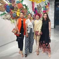 Ketika sedang menghadiri sebuah acara, Wanda Hamidah terlihat stylish dengan memakai hijab turban warna merah, outer dan rok songket warna cream. Wanda memakai inner turtleneck untuk menutupi bagian leher. Foto: Dok. Instagram @wanda_hamidah.