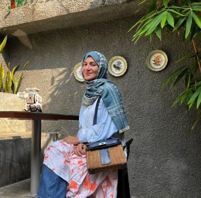 Wanda mengunggah foto OOTD berhijab pertama di akun Instagramnya @wanda_hamidah pada tanggal 22 Juni 2022. Ia terlihat memakai hijab segi empat motif warna biru.  Foto: Dok. Instagram @wanda_hamidah.