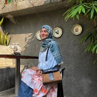 Wanda mengunggah foto OOTD berhijab pertama di akun Instagramnya @wanda_hamidah pada tanggal 22 Juni 2022. Ia terlihat memakai hijab segi empat motif warna biru.  Foto: Dok. Instagram @wanda_hamidah.