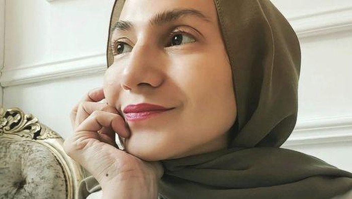 Wanda Hamidah mantap pakai hijab.