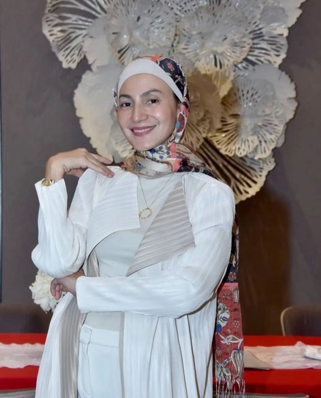 Wanda tampil memesona dengan hijab segi empat yang ia bentuk memperlihatkan inner hijab. Wanda yang kini berprofesi sebagai notaris menjelaskan pekerjaannya merupakan profesi kepercayaan. Tapi banyak yang lupa.. bahwa notaris itu profesi kepercayaan.. it is about trust. (bukan seperti kamu beli barang ditoko mana aja sama). Kepercayaan untuk melindungi klien dari hal-hal yang tidak diinginkan. Kepercayaan yang sekarang mulai langka.. dan priceless, tulis Wanda. Foto: Dok. Instagram @wanda_hamidah.