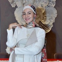 Wanda tampil memesona dengan hijab segi empat yang ia bentuk memperlihatkan inner hijab. Wanda yang kini berprofesi sebagai notaris menjelaskan pekerjaannya merupakan profesi kepercayaan. Tapi banyak yang lupa.. bahwa notaris itu profesi kepercayaan.. it is about trust. (bukan seperti kamu beli barang ditoko mana aja sama). Kepercayaan untuk melindungi klien dari hal-hal yang tidak diinginkan. Kepercayaan yang sekarang mulai langka.. dan priceless, tulis Wanda. Foto: Dok. Instagram @wanda_hamidah.