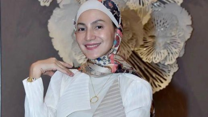 Wanda Hamidah mantap pakai hijab.