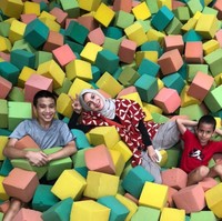 Tampil berhijab, Wanda terlihat sedang menikmati momen bersama buah hatinya di arena permainan bounce. Wanda Hamidah memakai hijab segi empat abu-abu, blouse model kimono merah dilengkapi manset hitam dan celana warna abu-abu. Foto: Dok. Instagram @wanda_hamidah.