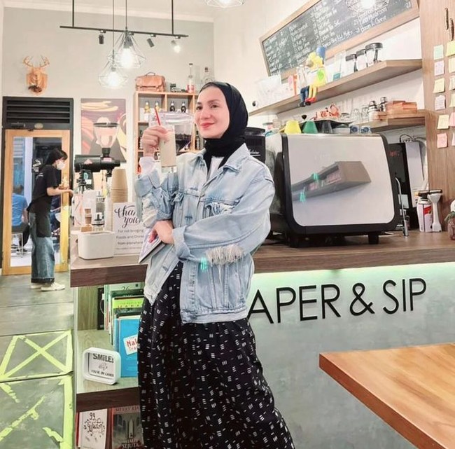 Usianya sudah 44 tahun kecantikan Wanda Hamidah seakan tidak luntur. Wanda mengunggah foto OOTD dengan menggunakan jaket denim dan dress. Ia memakai hijab pashmina yang membuat wajahnya terlihat lebih muda. Foto: Dok. Instagram @wanda_hamidah.