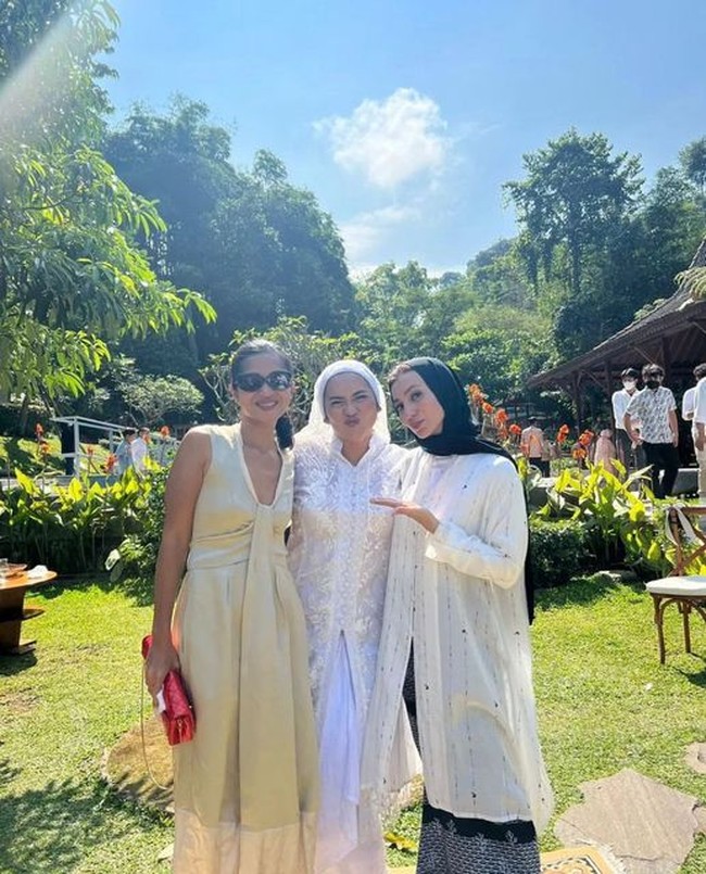 Ketika menghadiri acara pernikahan sahabatnya, wanita kelahiran 21 September 1977 ini tampil simpel dengan hijab pashmina hitam, outer putih dan rok motif warna hitam.  Foto: Dok. Instagram @wanda_hamidah.