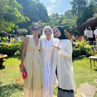 Ketika menghadiri acara pernikahan sahabatnya, wanita kelahiran 21 September 1977 ini tampil simpel dengan hijab pashmina hitam, outer putih dan rok motif warna hitam.  Foto: Dok. Instagram @wanda_hamidah.