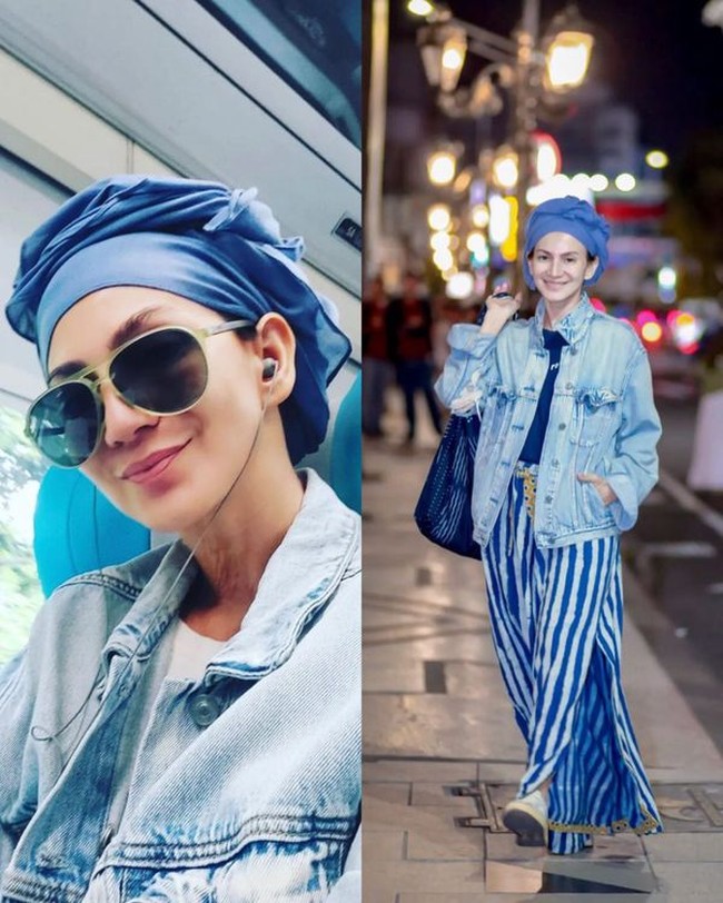 Wanda membagikan foto selfie ketika sedang berada di perjalanan dari Solo menuju Yogyakarta dengan menggunakan kereta. Ia tampil kasual dan boyish dengan hijab turban biru dan jaket denim, dilengkapi dengan aksesori kacamata. Foto: Dok. Instagram @wanda_hamidah.