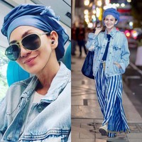 Wanda membagikan foto selfie ketika sedang berada di perjalanan dari Solo menuju Yogyakarta dengan menggunakan kereta. Ia tampil kasual dan boyish dengan hijab turban biru dan jaket denim, dilengkapi dengan aksesori kacamata. Foto: Dok. Instagram @wanda_hamidah.